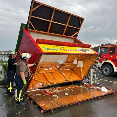 FW LK Neunkirchen: Gewitter über Neunkirchen - Blitz sprengt Kamin und Windböe bläst Verkaufsbude um