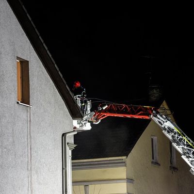 FW-MK: Arbeitsintensiver Tag für die Feuerwehr Iserlohn Feuer auf Balkon, Brandgeruch in Hennen, Kritischer Wohnungsbrand am Dördel
