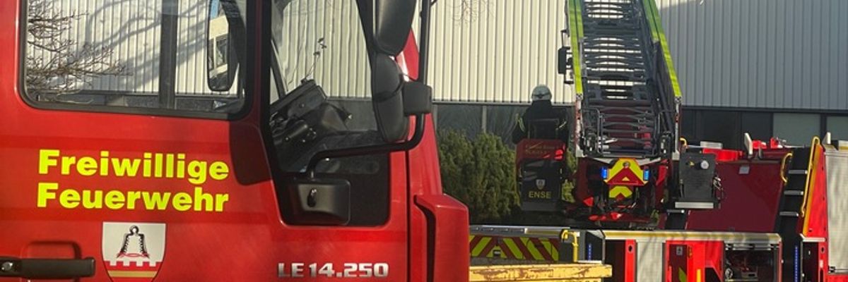 FW Ense: brennende Absauganlage in Industriebetrieb verursacht starke Rauchentwicklung