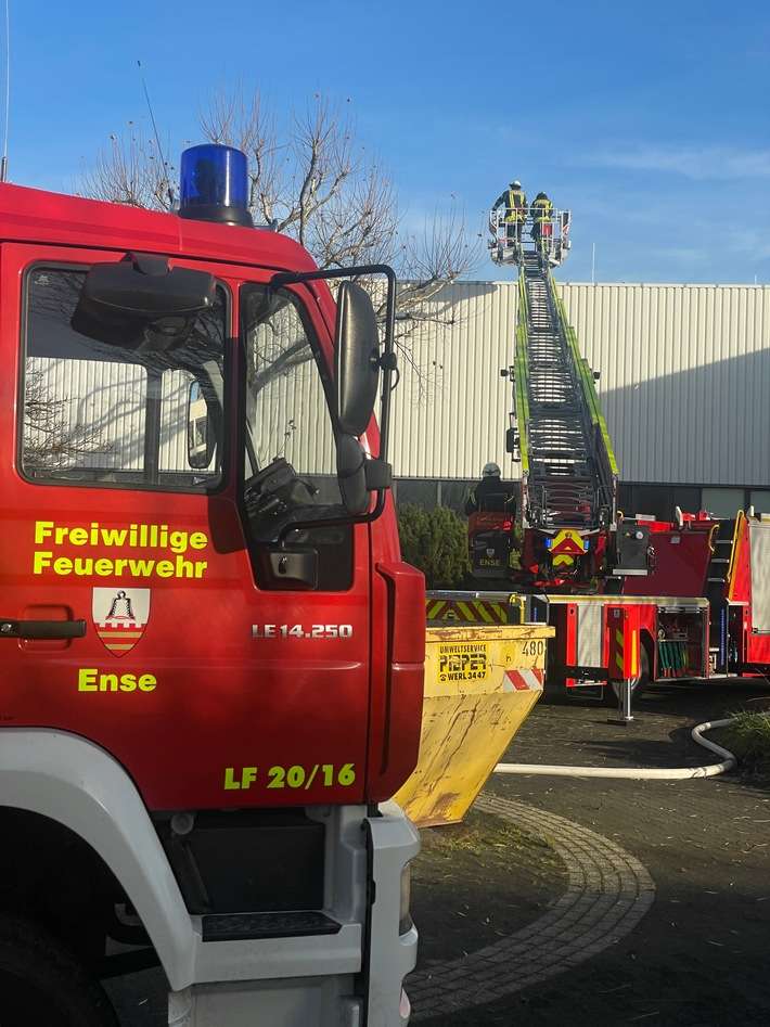 FW Ense: brennende Absauganlage in Industriebetrieb verursacht starke Rauchentwicklung