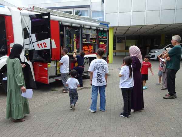 FW-KA: "Die Feuerwehr stellt sich vor - denn die Feuerwehr ist für Alle da"
