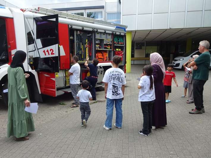 FW-KA: "Die Feuerwehr stellt sich vor - denn die Feuerwehr ist für Alle da"