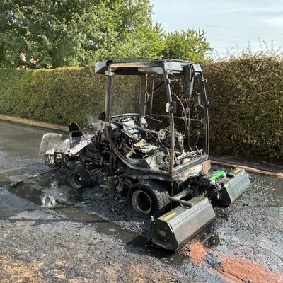 FW-KLE: Fahrbarer Rasenmäher in Brand geraten - Feuerwehr verhindert Ausbreitung