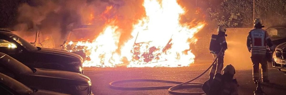 FW Paderborn: Drei Pkw auf abgeschlossenem Hinterhof in Vollbrand Feuerwehr verhindert Ausbreitung