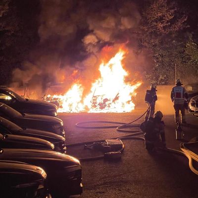 FW Paderborn: Drei Pkw auf abgeschlossenem Hinterhof in Vollbrand Feuerwehr verhindert Ausbreitung