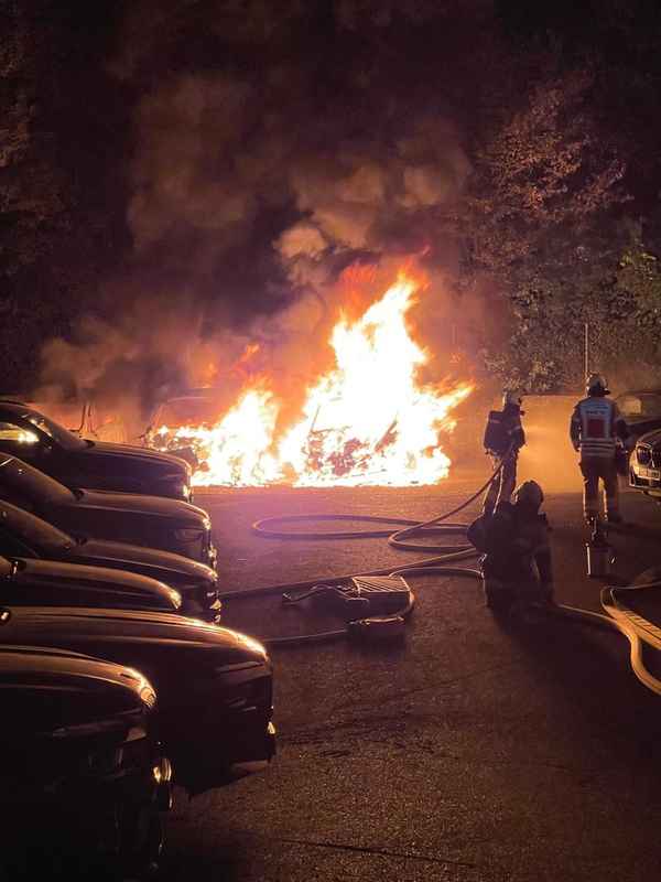 FW Paderborn: Drei Pkw auf abgeschlossenem Hinterhof in Vollbrand Feuerwehr verhindert Ausbreitung