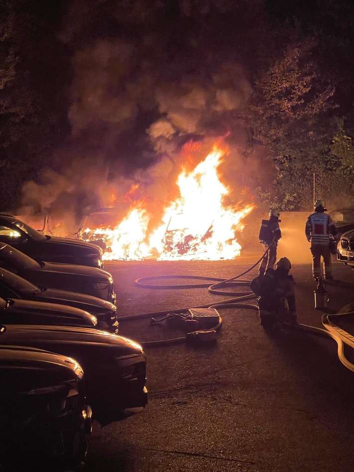 FW Paderborn: Drei Pkw auf abgeschlossenem Hinterhof in Vollbrand Feuerwehr verhindert Ausbreitung