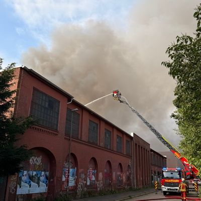 FW Neumünster: Großbrand in Lagerhallenkomplex - rund 58-stündiger Großeinsatz mit etwa 300 Kräften