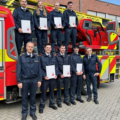 FW Ratingen: Stolz bei der Feuerwehr: 11 Kolleg*innen schließen Ausbildung ab