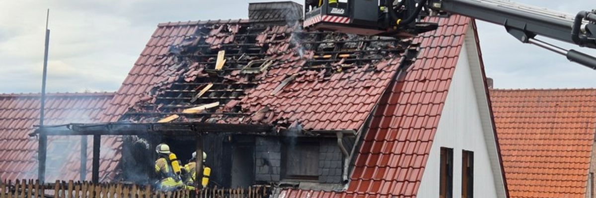 FW Südheide: Dachstuhlbrand in Hermannsburg-Großeinsatz am Sonntagnachmittag