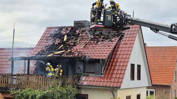 FW Südheide: Dachstuhlbrand in Hermannsburg-Großeinsatz am Sonntagnachmittag