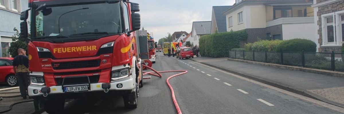 FF Bad Salzuflen: Drei Verletzte nach Wohnungsbrand in Schötmar / Feuerwehr rettet schwangere Frau über Steckleiter