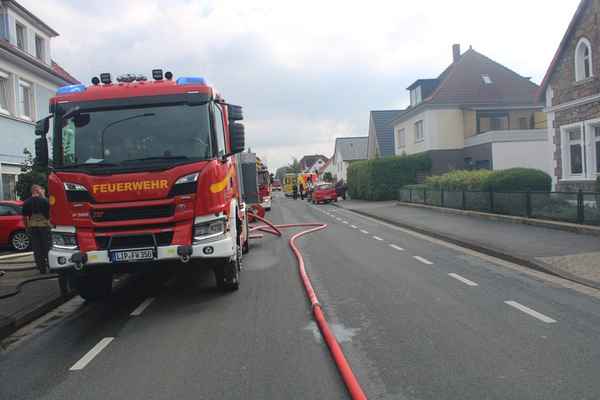 FF Bad Salzuflen: Drei Verletzte nach Wohnungsbrand in Schötmar / Feuerwehr rettet schwangere Frau über Steckleiter