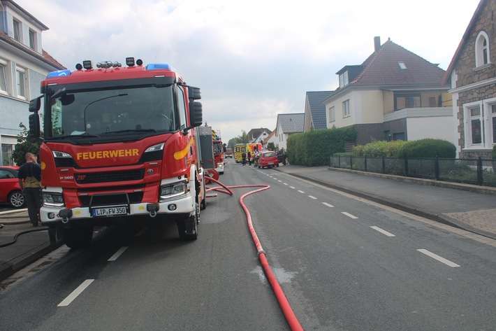 FF Bad Salzuflen: Drei Verletzte nach Wohnungsbrand in Schötmar / Feuerwehr rettet schwangere Frau über Steckleiter