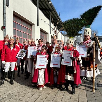 FW-GL: Dreimol "Gläbbisch Alaaf" op de Füürwaach - Bergisch Gladbacher Dreigestirne zu Gast bei der Feuerwehr