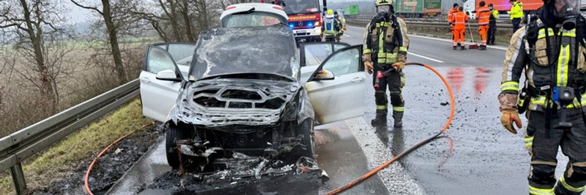 FW Hünxe: Pkw-Brand auf der BAB 3 - Zeitweise langer Rückstau