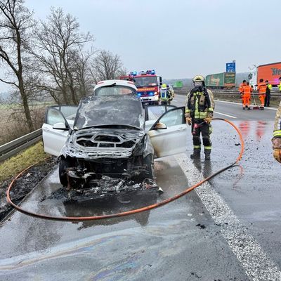 FW Hünxe: Pkw-Brand auf der BAB 3 - Zeitweise langer Rückstau