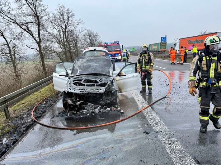 FW Hünxe: Pkw-Brand auf der BAB 3 - Zeitweise langer Rückstau