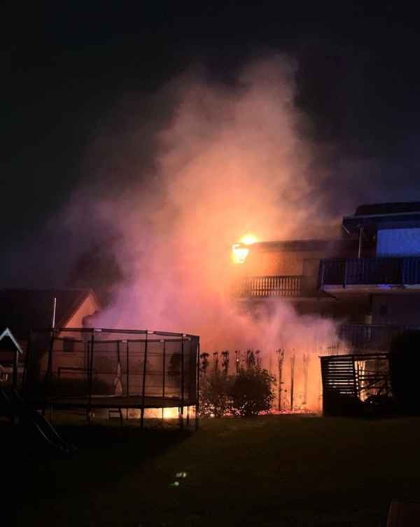 FW Bad Oeynhausen: Wohnhausbrand - Menschenleben in Gefahr