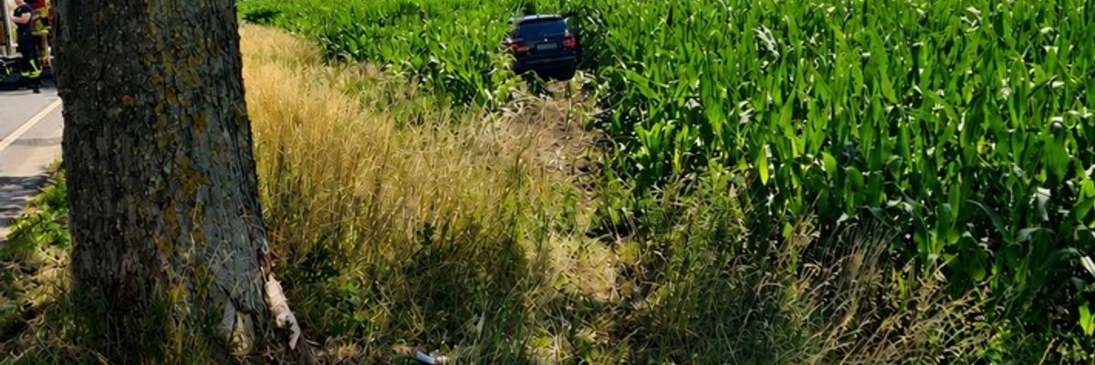 FW Lehrte: Verkehrsunfall zwischen Burgdorf und Immensen - Feuerwehr rettet schwer eingeklemmte Pkw-Fahrerin