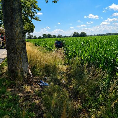 FW Lehrte: Verkehrsunfall zwischen Burgdorf und Immensen - Feuerwehr rettet schwer eingeklemmte Pkw-Fahrerin