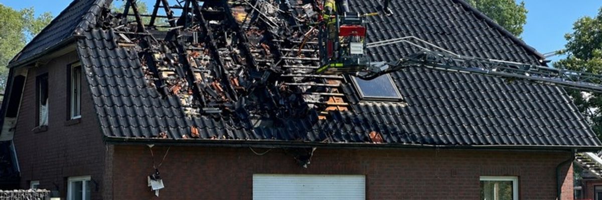 FW Geestland: Rund 100 Einsatzkräfte im Einsatz: Einfamilienhaus nach Dachstuhlbrand vorerst unbewohnbar