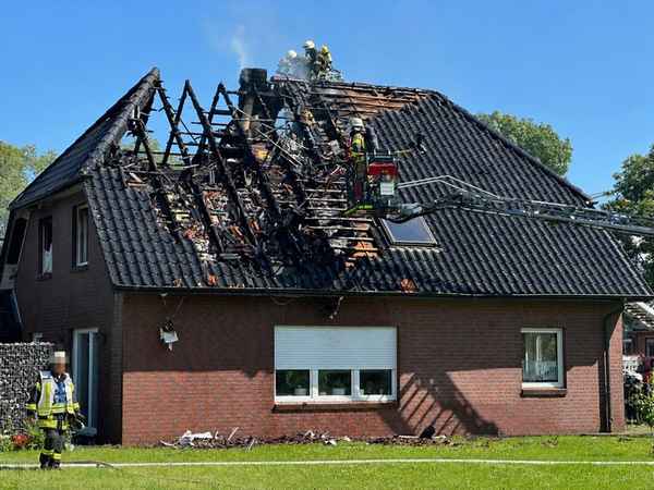 FW Geestland: Rund 100 Einsatzkräfte im Einsatz: Einfamilienhaus nach Dachstuhlbrand vorerst unbewohnbar