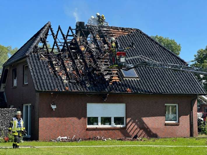 FW Geestland: Rund 100 Einsatzkräfte im Einsatz: Einfamilienhaus nach Dachstuhlbrand vorerst unbewohnbar