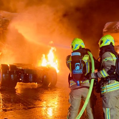 FW-OLL: Zwei Lkw auf Firmengelände in Vollbrand - Gefahr durch berstende Reifen