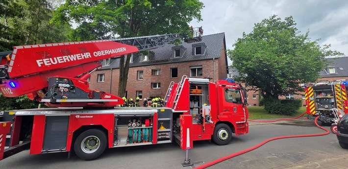 FW-OB: Küchenbrand auf der Flandernstraße in Schmachtendorf - Bewohner retten sich rechtzeitig ins Freie