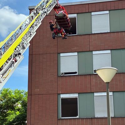 FW-DO: Feuerwehr rettet Person mit Spezialgerät aus Wohnung