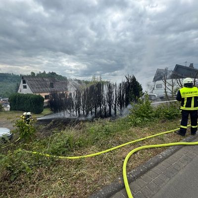 FW VG Westerburg: Tujahecke steht in Flammen - Rauchsäule von weitem sichtbar