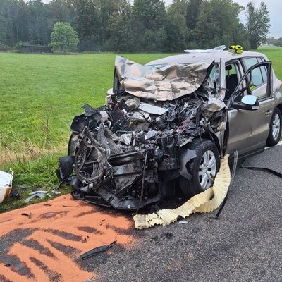 FW VG Westerburg: Frontalzusammenstoß mit LKW - Feuerwehr befreit PKW Fahrer