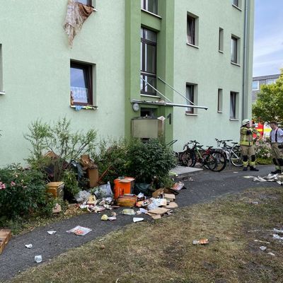 FW Lehrte: Schneller Einsatz der Feuerwehr verhindert Brandausbreitung im Mehrfamilienhaus