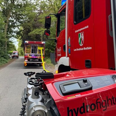 FW Rösrath: 2. Folgemeldung zum Waldbrand in der Wahner Heide - Löscharbeiten wieder aufgenommen