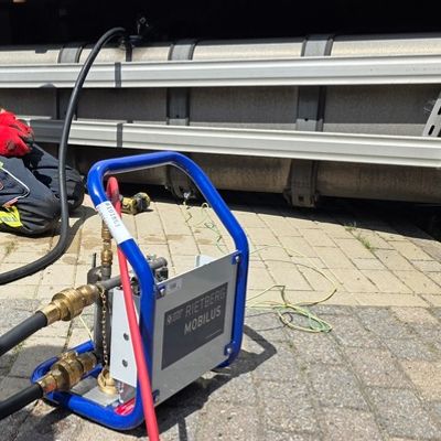 FW Celle: Feuerwehr kühlt 15 Tonnen Tiefkühlfracht - LKW verunfallt!