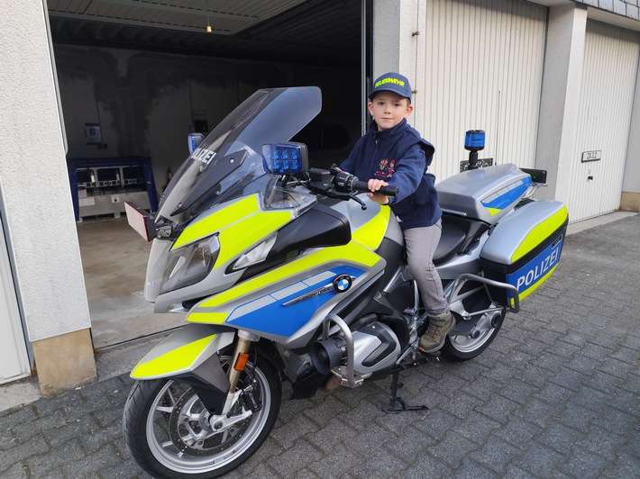 FW-OE: LöschKids aus Kirchhundem besuchen Polizeiwache in Olpe