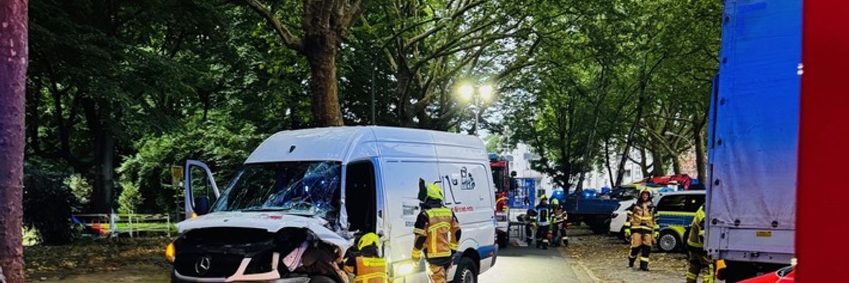 FW-GE: Verkehrsunfall mit eingeklemmter Person auf der Steeler Straße in Gelsenkirchen-Rotthausen - Zwei Personen verletzt