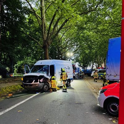 FW-GE: Verkehrsunfall mit eingeklemmter Person auf der Steeler Straße in Gelsenkirchen-Rotthausen - Zwei Personen verletzt