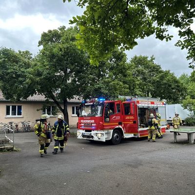 FW Weinheim: Feuerwehr Weinheim im Dauereinsatz - Personenrettung, Rutschpartie und Brandmeldealarm