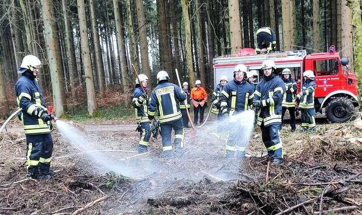 FW Eigeltingen: Feuerwehr-Abteilungen Honstetten, Reute und Eigeltingen werden zu Brand im Wald alarmiert