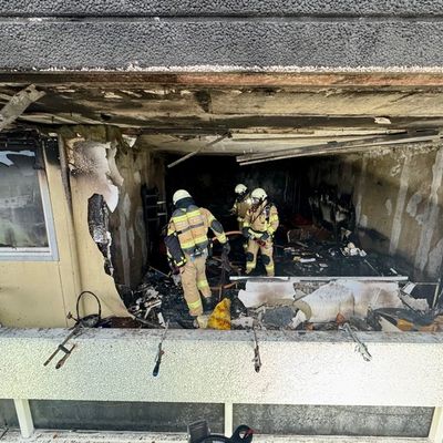 FW-GL: Feuerwehr rettet zwei Kinder bei Hochhausbrand im Stadtteil Gronau - Eine Person schwer und fünf leicht verletzt. 55 betroffene Personen betreut