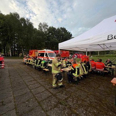 FW-ROW: Großbrand in Mehedorf: Werkstatt durch Feuer vollständig zerstört - Einsatz von über 280 Kräften - Keine Verletzten