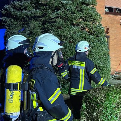 FW-ROW: Garage brennt in voller Ausdehnung - Feuerwehr verhindert Übergreifen auf Wohnhaus