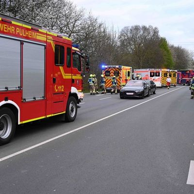 FW Pulheim: Brauweiler - Auffahrunfall mit vier Verletzten