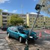 FW-MH: Pkw prallt gegen Laterne - zwei Personen verletzt