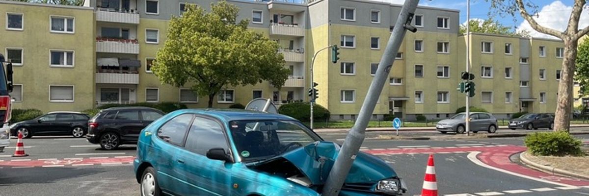 FW-MH: Pkw prallt gegen Laterne - zwei Personen verletzt
