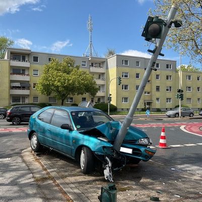 FW-MH: Pkw prallt gegen Laterne - zwei Personen verletzt