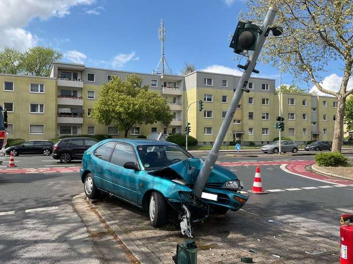 FW-MH: Pkw prallt gegen Laterne - zwei Personen verletzt