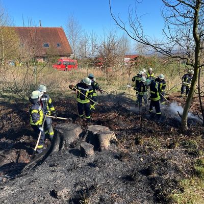 FW Hüllhorst: Waldbrand- und Flächenbrand in Hüllhorst Gemeldeter Wohnungsbrand 03. + 04.04.2025